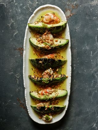 Aguacate a la brasa con vinagreta de gamba roja