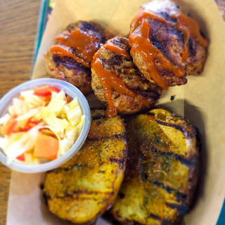 Тройка кюфтета на барбекю с печен картоф