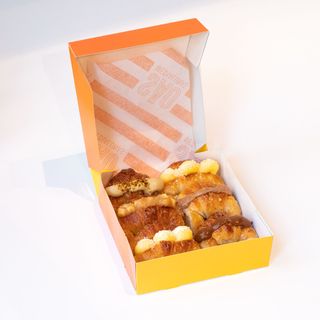 6 medialunas rellenas dulces