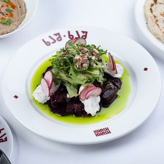 ჭარხლის სალათი ხაჭო ყველით და ბროწეულის სოუსით