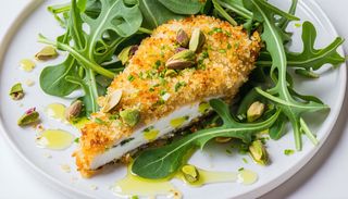 Salata de pui cu brie in crusta de panko cu fistic