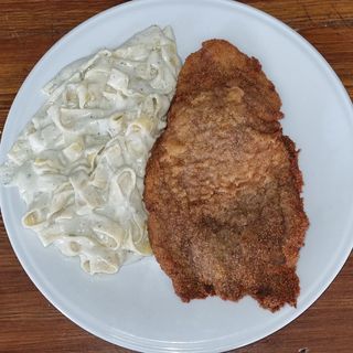 Escalope de ternera con fettucini a los 4 quesos. 