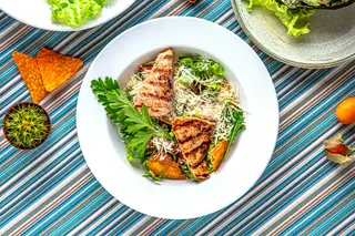 Salată caldă cu somon pe grill