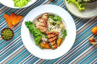 Salată caldă cu somon pe grill