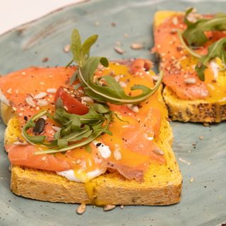 2 Tostas de Salmón,  Hummus de Remolacha, aguacate y rúcula