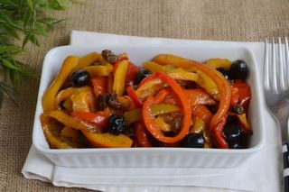 Peperoni, olive nere e capperi