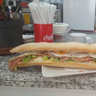 Medio Bocadillo Chivito (25 Cm.)