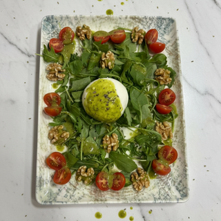 Ensalada de burrata y rúcula