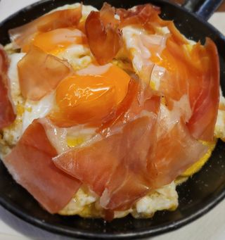 Sartén de Huevos Rotos con Jamón