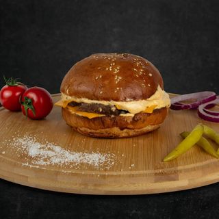 ჩიზბურგერი + ფრი + სოუსი + სასმელი