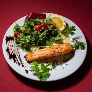 Salmone alla griglia con salsa di limone