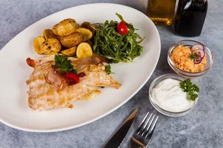 Zapečeni pileći file sa sirom i pršutom