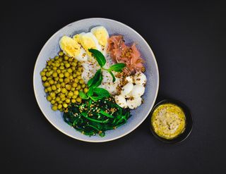 Բրինձ սաղմոնով, սպանախով