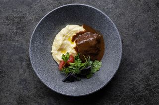 Телячі щоки з картопляним пюре та томатами (370g)