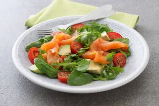 Салата с пушена сьомга (350г)