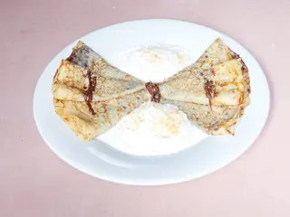 Palačinke sa čokolada kremom, plazmom i šlagom
