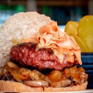 Hamburguesa con mousse de paté y champiñones y cebolla caramelizada Nº1