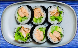 Futomaki z zapiekanym łososiem 8szt