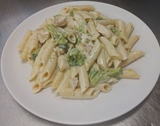 Makaron Penne z kurczakiem i brokułami 450g