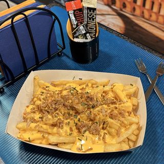 Batata Frita com Cheddar e Cebola Frita