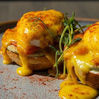 Бенедикт з соусом голандез і слабосоленим лососем