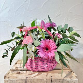 Cesta pequeña con flores 