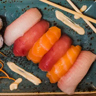 Nigiri huevo de codorniz trufado (1 pieza)