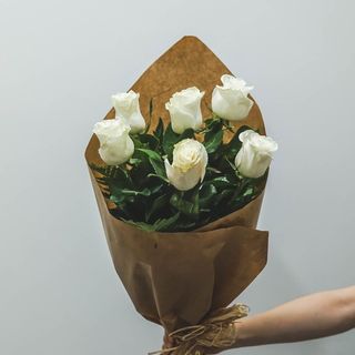 6 rosas blancas