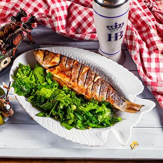 სიბასი გრილზე მწვანე სალათით