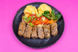 Sărmăluţe cu mămăliguţă cu salata de sfecla rosie si hrean