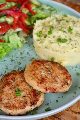 Fish cutlet with puree and salad