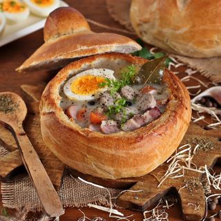 ŻUREK staropolski z Kiełbasą i Jajkiem w CHLEBKU