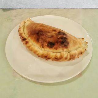 Calzone con mozzarella, prosciutto cotto e funghi