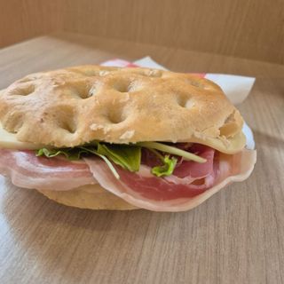 Focaccia Pancetta coppata Formaggio galbanino, insalata verde