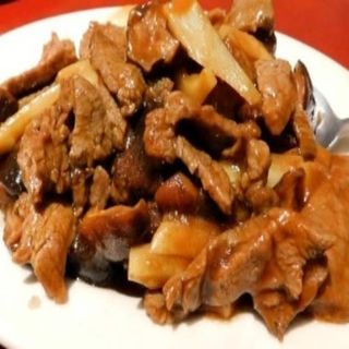 Ternera con bambú y setas