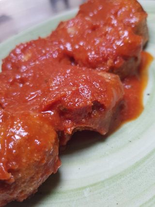 Albóndigas con tomate (ración)