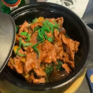 Pollo sobre bandeja quemada