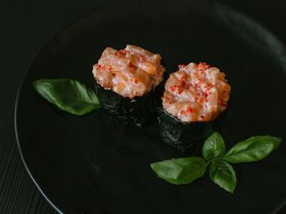 Gunkan z łososiem (80g)