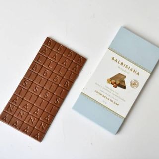 Tableta de chocolate con leche y avellanas caramelizadas