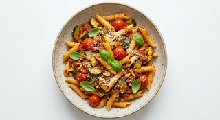 Penne dovlecei, sos de rosii si usturoi