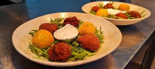 Mix de chiftele din carne și sos dip