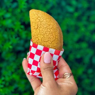 2 Empanadas Colombianas con salsa de aji 