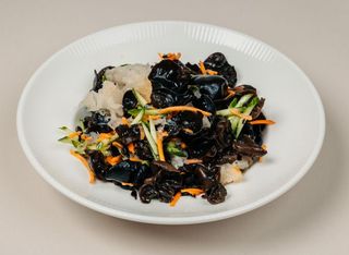 83. Салата бели и черни гъби