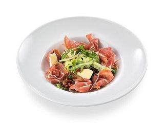 Салат з в'яленими томатами, камамбером та прошуто (190g)