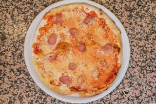 Pizza Margherita e wurstel XL