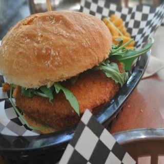 Hamburguesa De Pollastre Cruixent, Verdures Al Grill, Ceba caramelitza