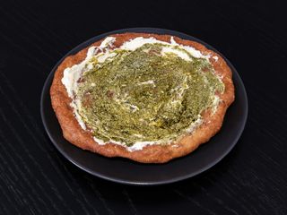 Мекица с крема сирене и босилеково песто (140г)