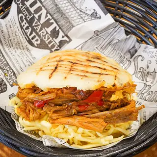 SG - Arepa de  carne mechada y queso