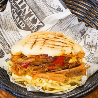 SG - Arepa de  carne mechada y queso