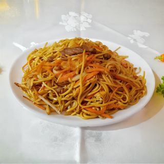 Tallarines fritos con ternera